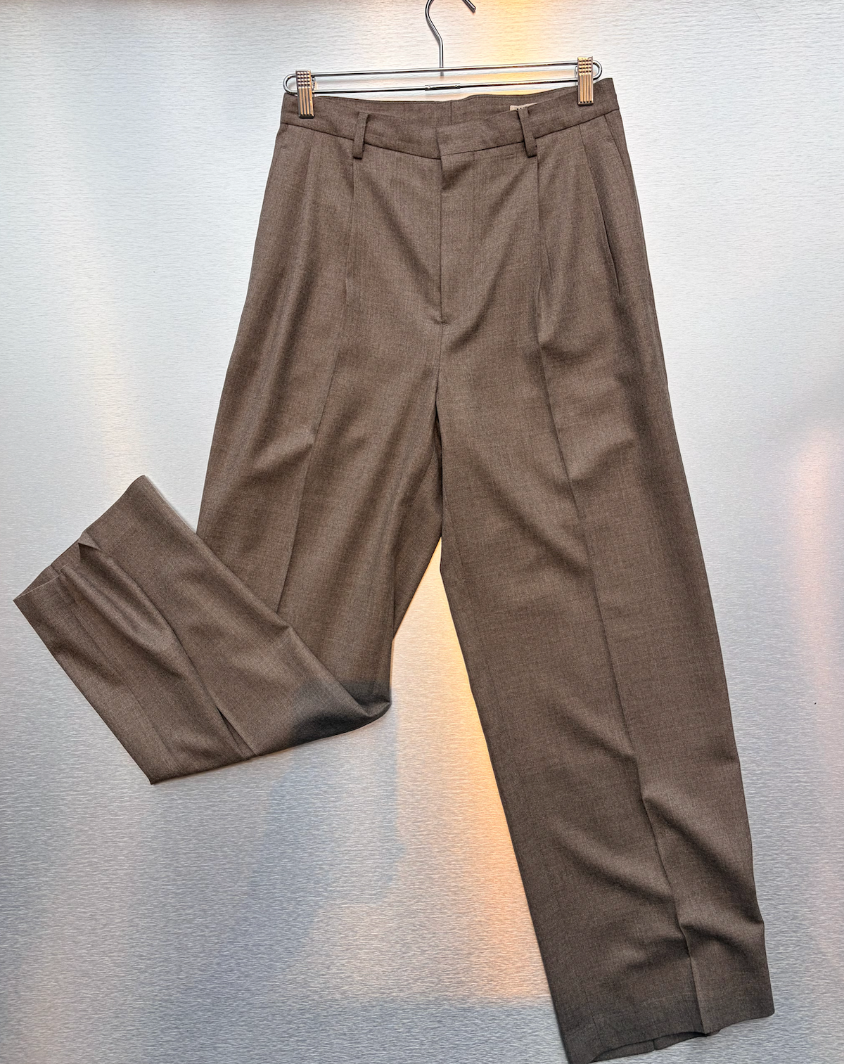 AURALEE Super Light Wool Two Tuck Slacks in Top Brown